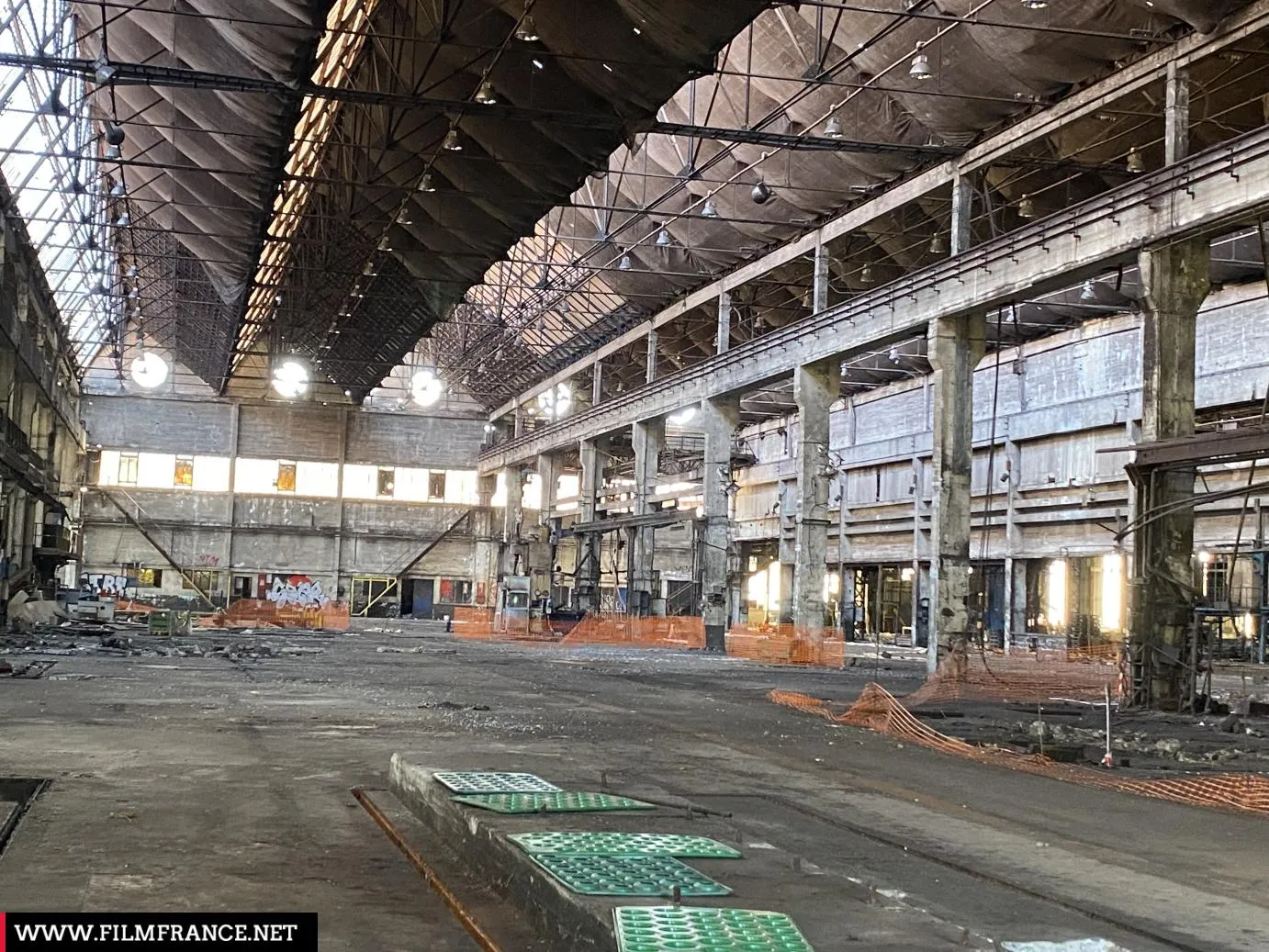 Intérieur d'un bâtiment industriel désaffecté, très grande surface et vide. Grande hauteur sous plafond